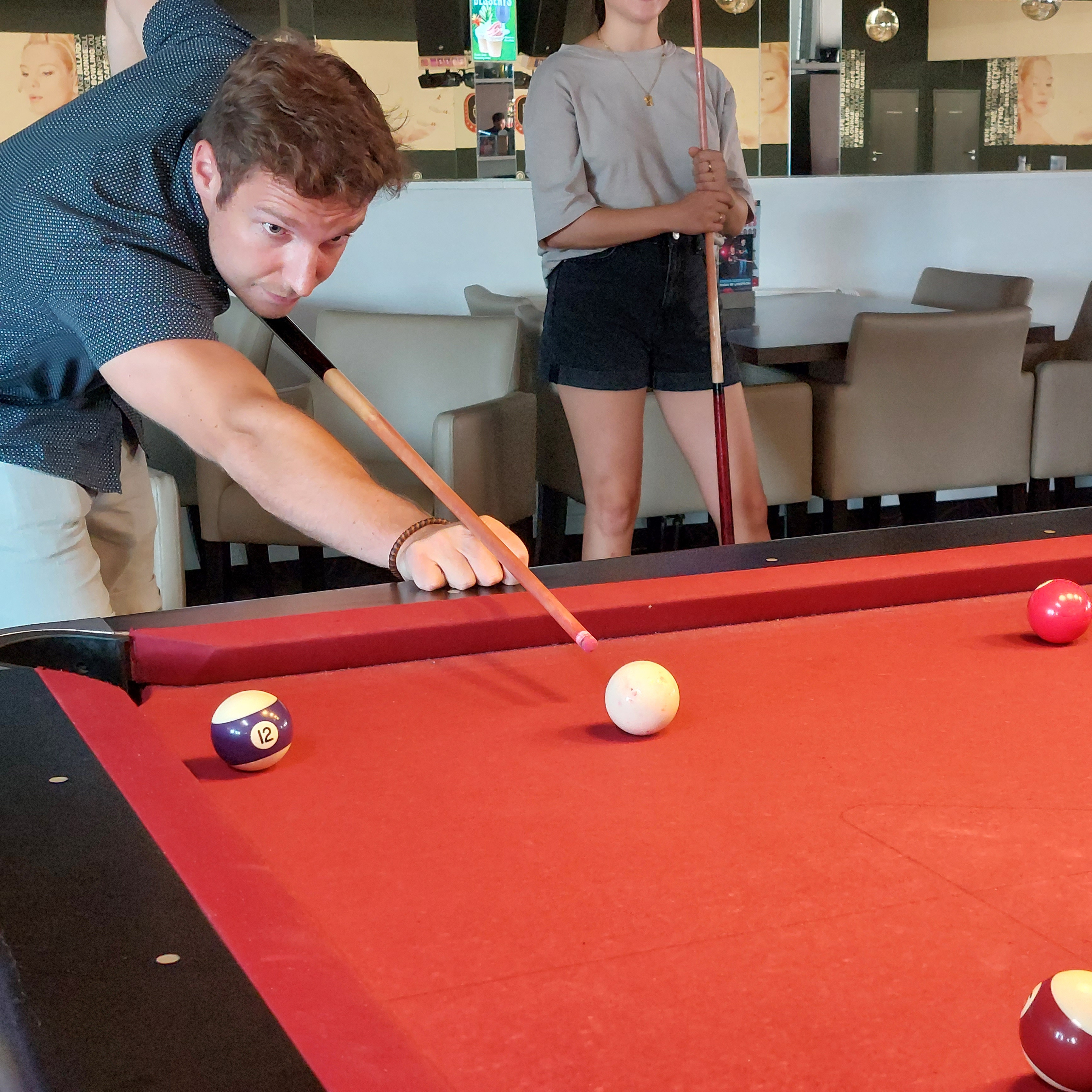 Das dryven Team am Billardtisch